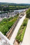 Die mittelalterliche Festungsstadt von Chinon auf den Banken des Flusses V stockbild Die mittelalterliche Festungsstadt von Chinon auf den Banken des Flusses V stockbild
