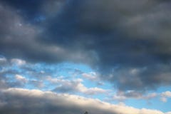 Die Regenhalt und die Wolken klärten das Nachgeben zu einem blauen Himmel lizenzfreies stockbild Die Regenhalt und die Wolken klärten das Nachgeben zu einem blauen Himmel lizenzfreies stockbild