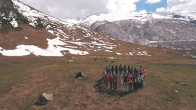 Die Reisegesellschaft in den Bergen sind im Kreis stock video footage Die Reisegesellschaft in den Bergen sind im Kreis stock video footage