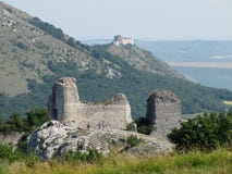 Die Ruinen von SirotÄ- à Hrà ¡ DEK-Schloss und von DÄ-› viÄ KY ziehen sich, Palava-Region, Süd-Moray, Tschechische Republik, E stockbild Die Ruinen von SirotÄ- à Hrà ¡ DEK-Schloss und von DÄ-› viÄ KY ziehen sich, Palava-Region, Süd-Moray, Tschechische Republik, E stockbild