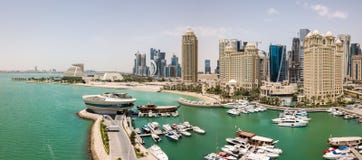 Die Skyline von Doha, Katar Moderne reiche nahöstliche Stadt von Wolkenkratzern, Vogelperspektive im guten Wetter, Ansicht des Ja lizenzfreies stockfoto Die Skyline von Doha, Katar Moderne reiche nahöstliche Stadt von Wolkenkratzern, Vogelperspektive im guten Wetter, Ansicht des Ja lizenzfreies stockfoto