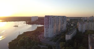 In die Stadt mit Stadtbildsonnenuntergangansichten niedrig vorbei fliegen Pixel 4k 4096 x 2160 stock video In die Stadt mit Stadtbildsonnenuntergangansichten niedrig vorbei fliegen Pixel 4k 4096 x 2160 stock video