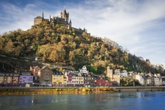 Die Stadt von Cochem, Deutschland mit seinem auftauchenden Schloss stockbild Die Stadt von Cochem, Deutschland mit seinem auftauchenden Schloss stockbild