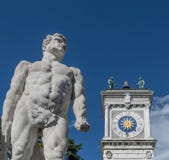 Die Statue von Herkules mit dem Glockenturm der San- Giovannikolonnade, Marktplatz della LibertÃ, Udine, Friuli, Italien stockfoto Die Statue von Herkules mit dem Glockenturm der San- Giovannikolonnade, Marktplatz della LibertÃ, Udine, Friuli, Italien stockfoto