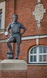 Die Statue von Johnny Haynes, außerhalb Craven-Häuschens lizenzfreie stockbilder Die Statue von Johnny Haynes, außerhalb Craven-Häuschens lizenzfreie stockbilder