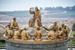 Die Statuen von Jesus und von zwölf Aposteln, Domus Galilaeae in Israel stockbilder Die Statuen von Jesus und von zwölf Aposteln, Domus Galilaeae in Israel stockbilder