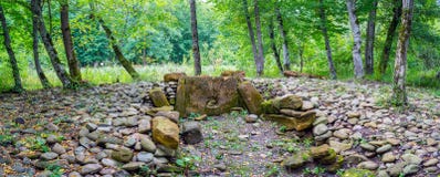 Die Steine des defekten alten Dolmen stockfotos Die Steine des defekten alten Dolmen stockfotos