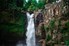 Die Steinstaplungspyramide von Wünschen wird auf den Steinen des Wasserfalls Bali errichtet Das Symbol des Glaubens im Wunder und lizenzfreie stockfotografie Die Steinstaplungspyramide von Wünschen wird auf den Steinen des Wasserfalls Bali errichtet Das Symbol des Glaubens im Wunder und lizenzfreie stockfotografie