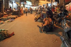 Die Straße von Varanasi nachts lizenzfreie stockfotos Die Straße von Varanasi nachts lizenzfreie stockfotos