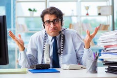 Die unglückliche verärgerte Call-Center-Arbeitskraft frustriert mit Arbeitsbelastung stockfoto Die unglückliche verärgerte Call-Center-Arbeitskraft frustriert mit Arbeitsbelastung stockfoto