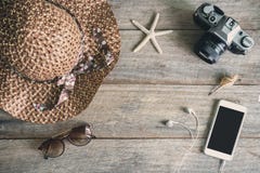 Die zufälligen Ausstattungen der Frau, Ausstattung des weiblichen Reisenden stockfotos Die zufälligen Ausstattungen der Frau, Ausstattung des weiblichen Reisenden stockfotos