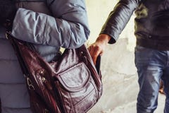 Dieb stiehlt Telefon oder Smartphone von der Tasche des Frauenabschlusses oben, Taschendieb in der Stadt lizenzfreie stockbilder Dieb stiehlt Telefon oder Smartphone von der Tasche des Frauenabschlusses oben, Taschendieb in der Stadt lizenzfreie stockbilder