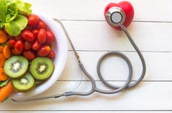 Dieet en gewichtsverlies voor gezonde zorg met medische stethoscoop, met rood hart en verse groentesalade en gezond voedsel op wo Stock Foto's Dieet en gewichtsverlies voor gezonde zorg met medische stethoscoop, met rood hart en verse groentesalade en gezond voedsel op wo Stock Foto's