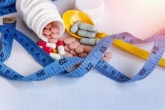 Dieetconcept; Slank door pillen, gevaarlijk voor gezondheid stock foto's Dieetconcept; Slank door pillen, gevaarlijk voor gezondheid stock foto's