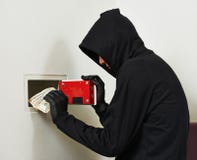 Diefinbreker bij huis het veilige breken stock afbeeldingen Diefinbreker bij huis het veilige breken stock afbeeldingen