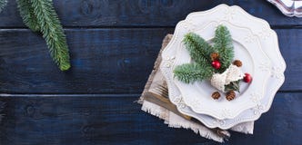 Dienende platen met Kerstmisdecor, op een blauwe houten achtergrond royalty-vrije stock afbeeldingen Dienende platen met Kerstmisdecor, op een blauwe houten achtergrond royalty-vrije stock afbeeldingen