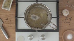 Dient de pan van de potholdersstart met kokend water van het fornuis op keuken in stock video Dient de pan van de potholdersstart met kokend water van het fornuis op keuken in stock video