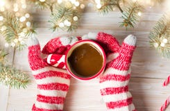 Dient de winterhandschoenen in houdend een kop van koffie Stock Fotografie Dient de winterhandschoenen in houdend een kop van koffie Stock Fotografie