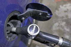 Dieselauto gefüllt mit Brennstoff lizenzfreie stockfotografie Dieselauto gefüllt mit Brennstoff lizenzfreie stockfotografie