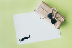 Dieses ist Datei des Formats EPS10 Geschenkpaket eingewickelt mit Papier und Seil mit einer dekorativen Fliege auf grünem Hinterg stockfotografie Dieses ist Datei des Formats EPS10 Geschenkpaket eingewickelt mit Papier und Seil mit einer dekorativen Fliege auf grünem Hinterg stockfotografie