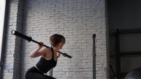 Dieses Video ist ?ber die sch?ne junge athletische sportliche Frau, die zur?ck untersetztes Herz Training in der Turnhalle tut We stock video footage Dieses Video ist ?ber die sch?ne junge athletische sportliche Frau, die zur?ck untersetztes Herz Training in der Turnhalle tut We stock video footage