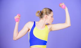 Dieta da sa?de Sucesso do esporte M?sculos fortes e poder Treinamento desportivo da mulher no Gym Exerc?cio feliz da mulher com b fotos de stock Dieta da sa?de Sucesso do esporte M?sculos fortes e poder Treinamento desportivo da mulher no Gym Exerc?cio feliz da mulher com b fotos de stock