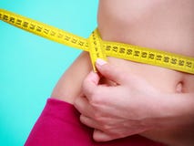 Dieta Muchacha apta de la mujer de la aptitud con la cinta métrica de la medida su cintura Imagen de archivo libre de regalías Dieta Muchacha apta de la mujer de la aptitud con la cinta métrica de la medida su cintura Imagen de archivo libre de regalías