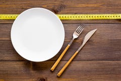 Dieta para el concepto de la pérdida de peso Nutrición apropiada Hambre médica Placa vacía con la bifurcación y cuchillo cerca de foto de archivo libre de regalías Dieta para el concepto de la pérdida de peso Nutrición apropiada Hambre médica Placa vacía con la bifurcación y cuchillo cerca de foto de archivo libre de regalías