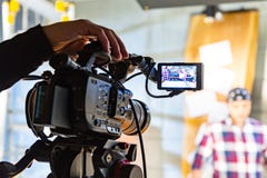 Dietro le scene di video fucilazione del video o di produzione immagini stock libere da diritti Dietro le scene di video fucilazione del video o di produzione immagini stock libere da diritti