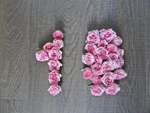 10, diez - número del vintage de rosas rosadas en el fondo de la madera oscura fotografía de archivo 10, diez - número del vintage de rosas rosadas en el fondo de la madera oscura fotografía de archivo
