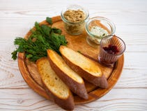 Diffusion de poulet fumé et de fromage à pâte molle, mousse, pâté dans un esprit de pot photographie stock libre de droits Diffusion de poulet fumé et de fromage à pâte molle, mousse, pâté dans un esprit de pot photographie stock libre de droits