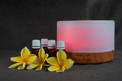 Diffusore dell'olio essenziale con luce rossa fotografia stock libera da diritti Diffusore dell'olio essenziale con luce rossa fotografia stock libera da diritti