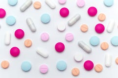Différentes pilules colorées ou suppléments pour le traitement et les soins de santé image libre de droits Différentes pilules colorées ou suppléments pour le traitement et les soins de santé image libre de droits