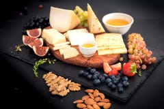 différents genres de fromages, de miel, de figues, d'écrous, de raisins, et de fruit sur une table Foyer sélectif Copiez l'espace images libres de droits différents genres de fromages, de miel, de figues, d'écrous, de raisins, et de fruit sur une table Foyer sélectif Copiez l'espace images libres de droits