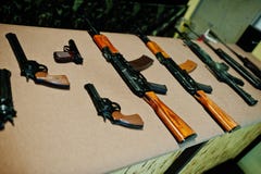 Différents mitrailleuses et revolvers d'arme à feu sur le champ de tir images libres de droits Différents mitrailleuses et revolvers d'arme à feu sur le champ de tir images libres de droits