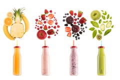 Différents smoothies sains dans des bouteilles avec les ingrédients frais d'isolement sur le blanc photos libres de droits Différents smoothies sains dans des bouteilles avec les ingrédients frais d'isolement sur le blanc photos libres de droits