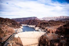 Diga di aspirapolvere un capolavoro architettonico alla frontiera fra il Nevada e l'Arizona immagine stock libera da diritti Diga di aspirapolvere un capolavoro architettonico alla frontiera fra il Nevada e l'Arizona immagine stock libera da diritti