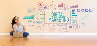 Digitale Marketing met jonge vrouw die een laptop computer met behulp van Royalty-vrije Stock Afbeeldingen Digitale Marketing met jonge vrouw die een laptop computer met behulp van Royalty-vrije Stock Afbeeldingen