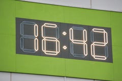 Digitaluhr auf Wand Grüner Hintergrund stadt stockfotos Digitaluhr auf Wand Grüner Hintergrund stadt stockfotos