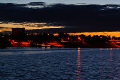 Dijk van de stad in de avond stock afbeeldingen Dijk van de stad in de avond stock afbeeldingen
