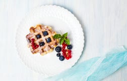Dillandeefterrätt med bärfrukt Royaltyfri Bild Dillandeefterrätt med bärfrukt Royaltyfri Bild