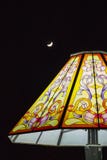 DIMITROVGRAD, BULGARIJE - DECEMBER 23, 2017: De lampschaduw van een reuzebedlamp en de maan in de hemel bij Maritsa-Park royalty-vrije stock foto's DIMITROVGRAD, BULGARIJE - DECEMBER 23, 2017: De lampschaduw van een reuzebedlamp en de maan in de hemel bij Maritsa-Park royalty-vrije stock foto's