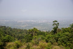 Dimmigt landskap av den tropiska skogen och den avlägsna staden Bokor kullesynvinkel i Cambodja Kambodjansk landturism arkivfoton Dimmigt landskap av den tropiska skogen och den avlägsna staden Bokor kullesynvinkel i Cambodja Kambodjansk landturism arkivfoton