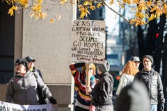 Dimostratore femminile a raduno politico nell'Oregon immagine stock Dimostratore femminile a raduno politico nell'Oregon immagine stock