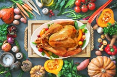 Dinde de rôti de thanksgiving avec des fruits et légumes d'automne photographie stock Dinde de rôti de thanksgiving avec des fruits et légumes d'automne photographie stock