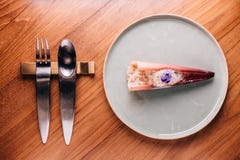 Diner créatif d'amende : Écrimage touché de banane avec le cuisinier de caramel par l'azote liquide, ressembler à la neige Servi photo libre de droits Diner créatif d'amende : Écrimage touché de banane avec le cuisinier de caramel par l'azote liquide, ressembler à la neige Servi photo libre de droits