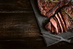 Diner voor twee met lapjes vlees en rode wijn stock afbeeldingen Diner voor twee met lapjes vlees en rode wijn stock afbeeldingen