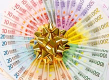 Dinero como regalo. cinta de oro en billetes de banco euro fotografía de archivo Dinero como regalo. cinta de oro en billetes de banco euro fotografía de archivo