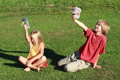 Dinero de la explotación agrícola del niño pequeño y de la muchacha imágenes de archivo libres de regalías Dinero de la explotación agrícola del niño pequeño y de la muchacha imágenes de archivo libres de regalías