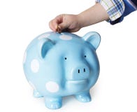 Dinero del ahorro en un piggybank Dinero del ahorro en un piggybank